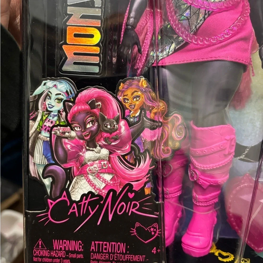 Monster High Catty Noir in Pink and Black